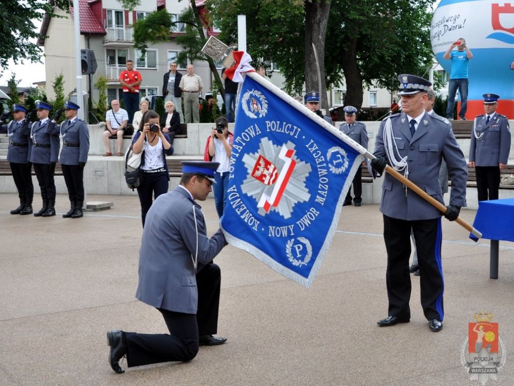 Przykładowy sztandar, źródło: http://zoliborz.policja.waw.pl