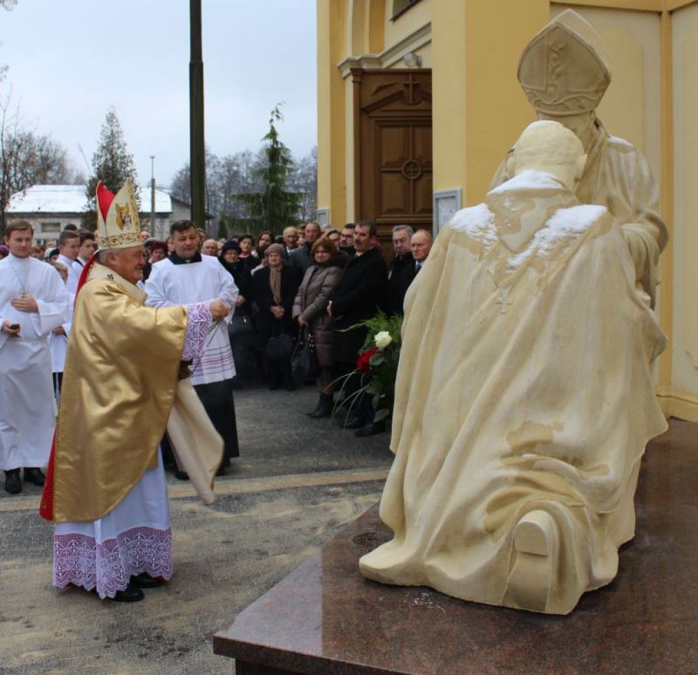 Arcybiskup Kazimierz Nycz poświęcił pomnik Jana Pawła II  i kardynała Stefana Wyszyńskiego.