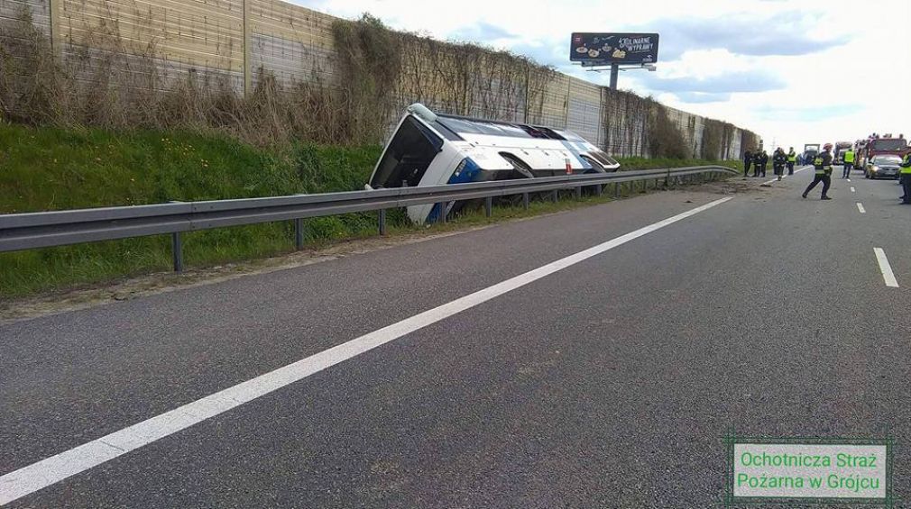 Autokar w rowie! UWAGA korek na krajowej &quot;siódemce&quot; - NOWE FAKTY