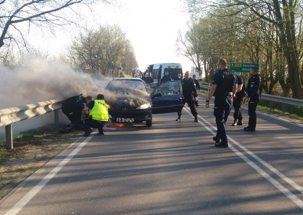 Policjanci ugasili płonący samochód