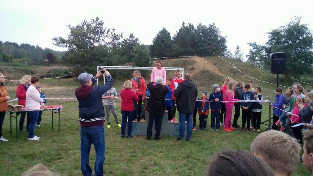 Uczniowie podstawówki w Gołoszach na biegach przełajowych