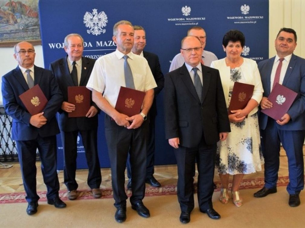 Fot.: mazowieckie.pl Starosta Marek Ścisłowski (pierwszy z lewej) 10 lipca odebrał promesę gwarantującą otrzymanie dotacji. Wręczył mu ją wojewoda mazowiecki Zdzisław Sipiera (w środku).  