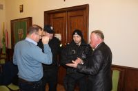 Maciej Dobrzyński (z lewej) oraz Władysław Leszek Kumorek (z prawej) w rozmowie z policjantami.