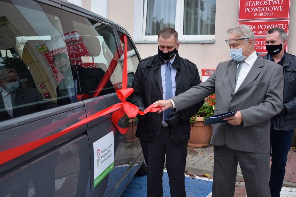 Nowe samochody dla Domu Pomocy Społecznej  w Tomczycach i Warsztatu Terapii Zajęciowej   przy Parafii Miłosierdzia Bożego w Grójcu