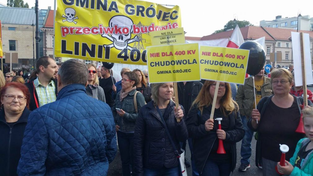 Fot.: facebook.com/naszemirowice/ Przedstawiciele gminy Grójec w ciągu ostatnich dwóch miesięcy wzięli udział w kilku protestach przeciwko linii 400 kV. Obecni byli także 22 września w Warszawie. 