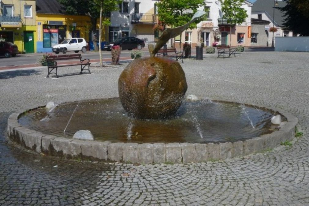 Jabłko, symbol sadownictwa jest ozdobą centrum Tarczyna