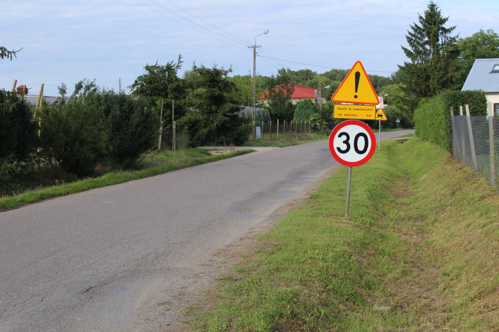 Na remont drogi przez Uleniec (na zdj.) mieszkańcy jeszcze poczekają