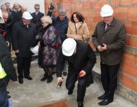 Wmurowanie aktu erekcyjnego pod budowę hali sportowej w Belsku Dużym