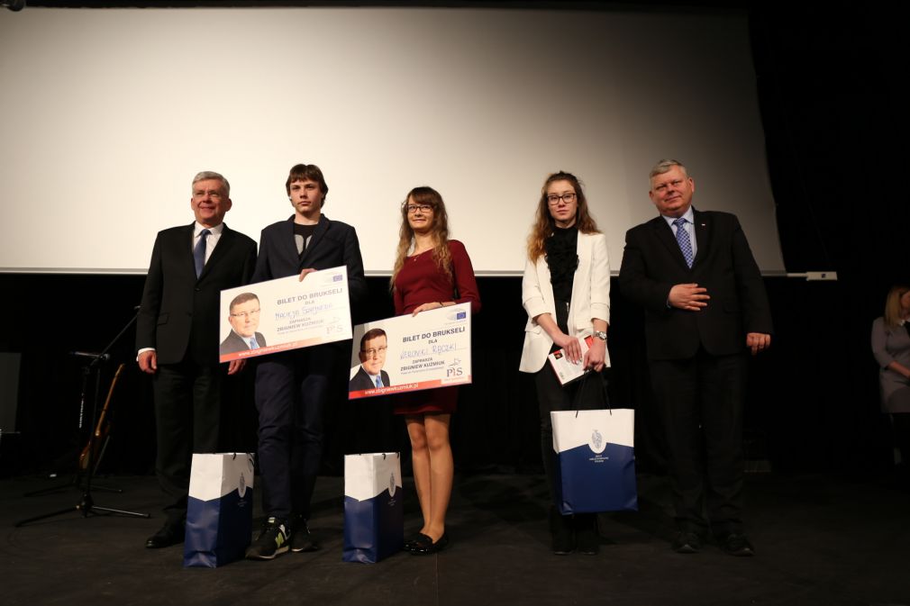 Laureatami V edycji konkursu „Żołnierze Wyklęci. Walka o pamięć i cześć”: Maciej Szajner i Weronika Rączka z LO w Warce oraz Dominika Kowalczyk z LO w Grójcu. Gratulujemy!